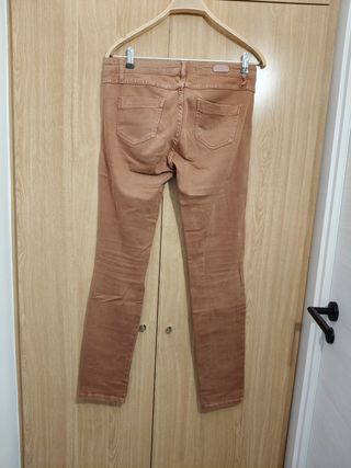 Vaqueros Stradivarius marrón talla 40