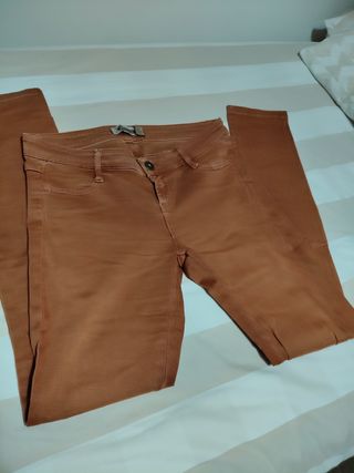 Vaqueros Stradivarius marrón talla 40