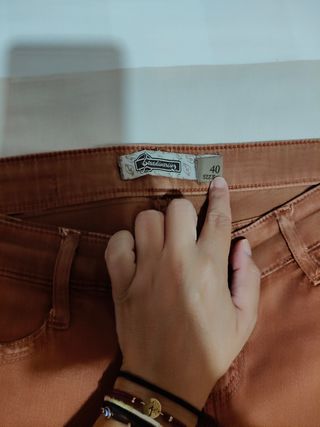 Vaqueros Stradivarius marrón talla 40