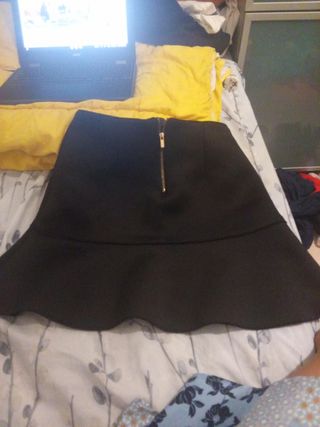 Falda negra corta
