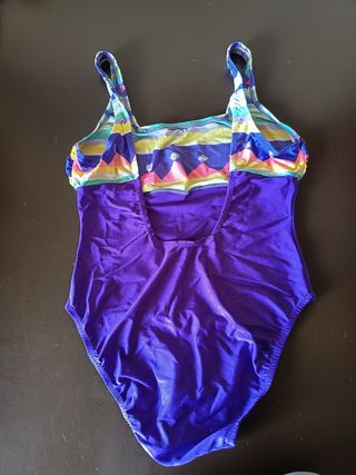 Bañador multicolor y morado