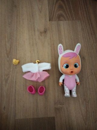 Juguete bebes llorones de su armario.