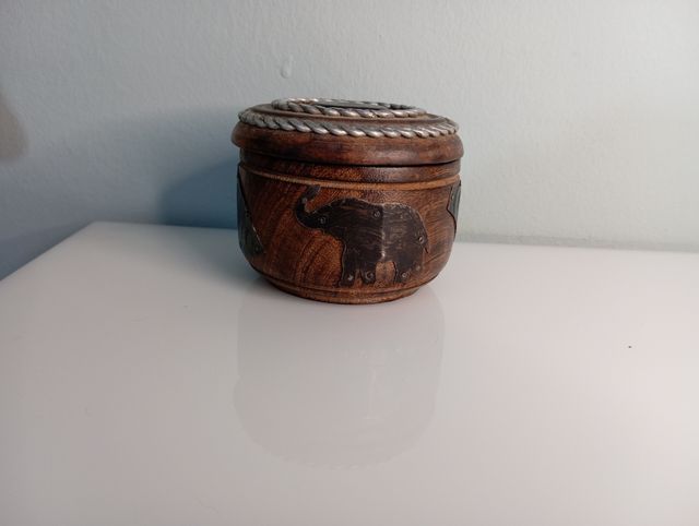 Caja madera redonda con elefantes