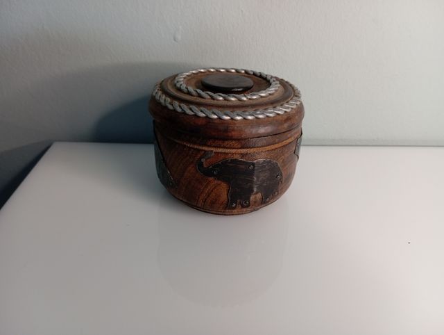 Caja madera redonda con elefantes