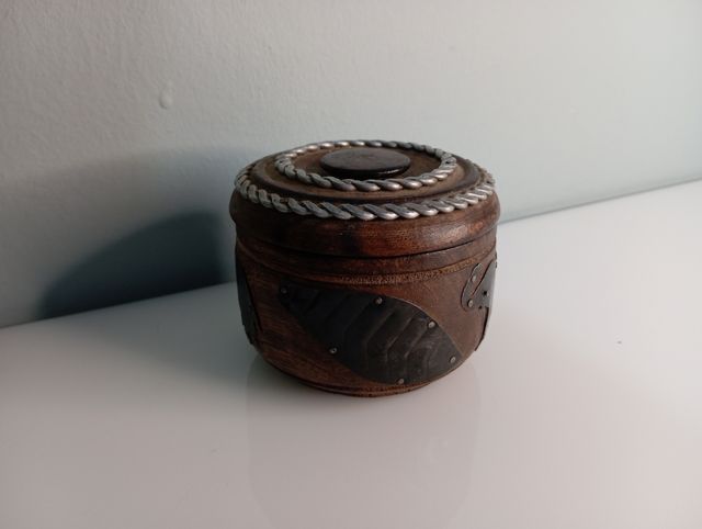 Caja madera redonda con elefantes