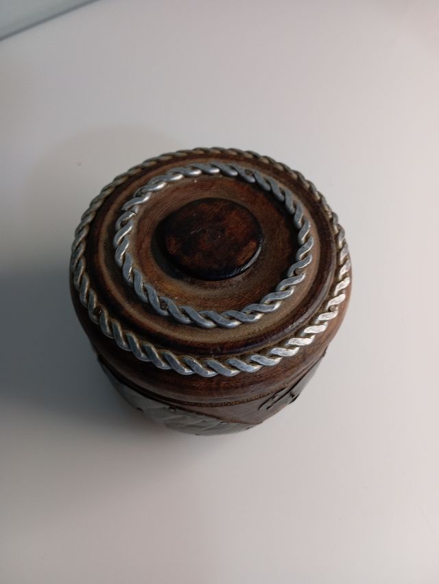 Caja madera redonda con elefantes