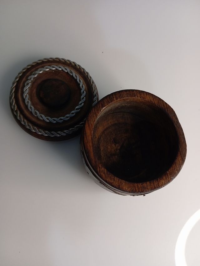 Caja madera redonda con elefantes