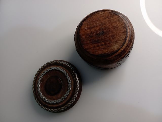 Caja madera redonda con elefantes