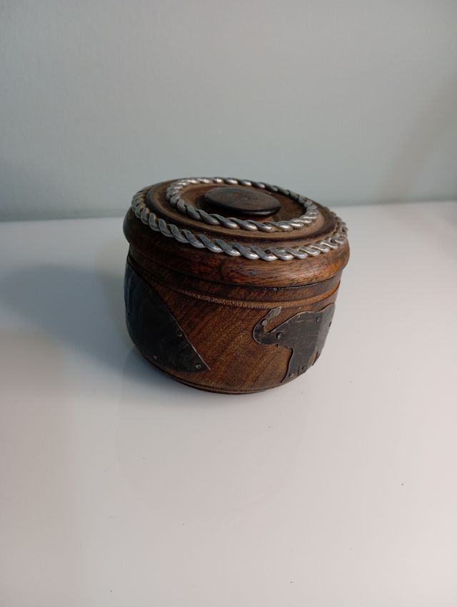Caja madera redonda con elefantes