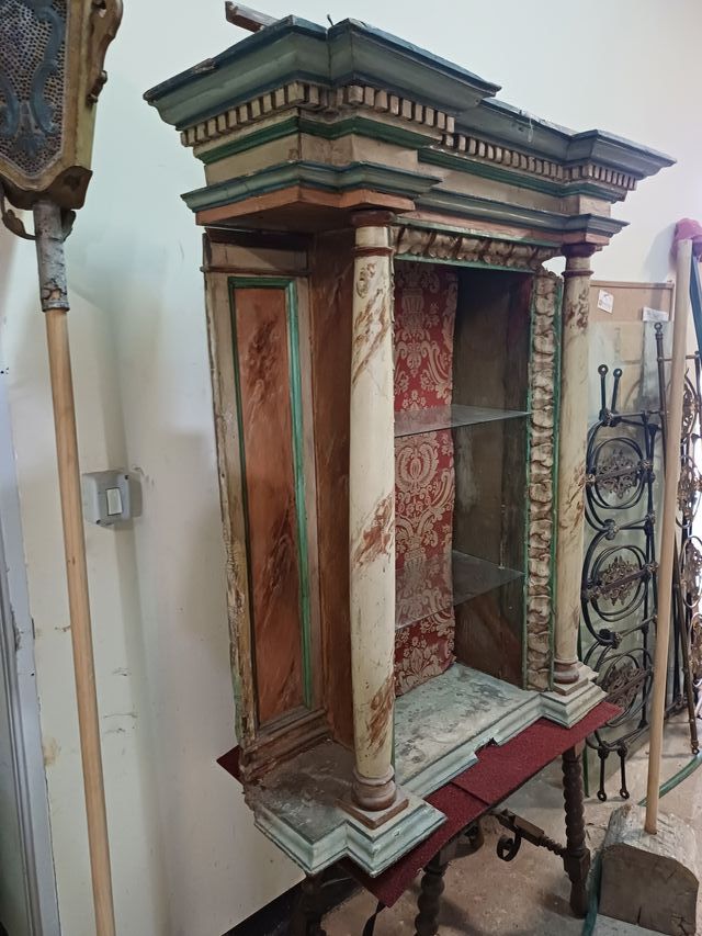 Retablo antiguo con columnas