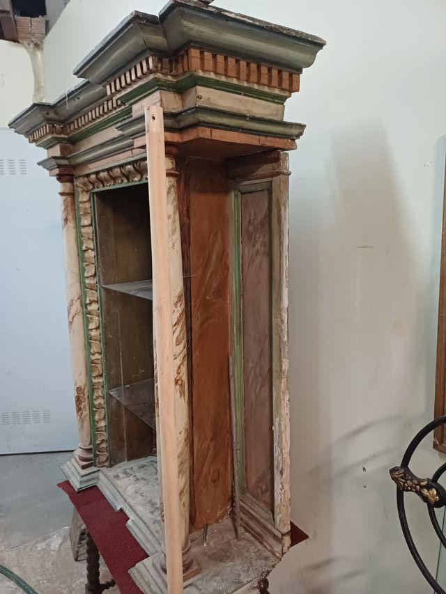 Retablo antiguo con columnas