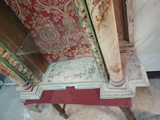 Retablo antiguo con columnas