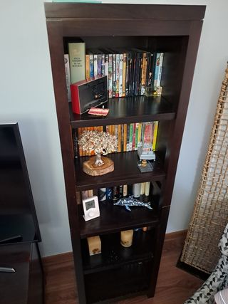 Librería de madera marrón