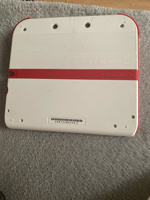 Nintendo 2DS roja y blanca