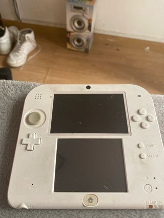 Nintendo 2DS roja y blanca