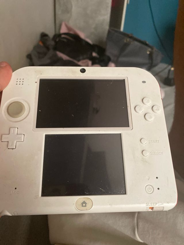 Nintendo 2DS roja y blanca