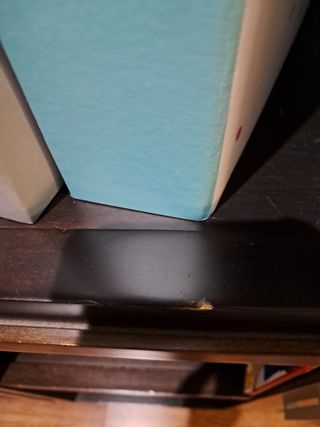 Vitrina madera oscura con cristal