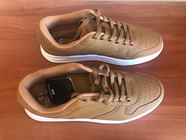 Deportivas beiges NUEVAS. Marca Silver