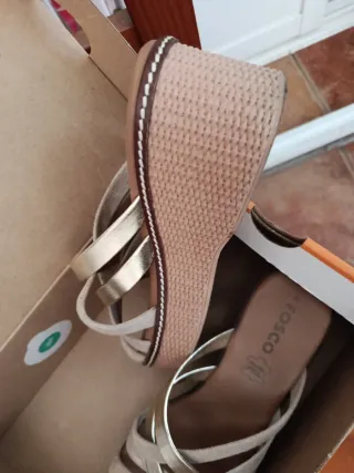 Sandalias COSCO beige y dorado