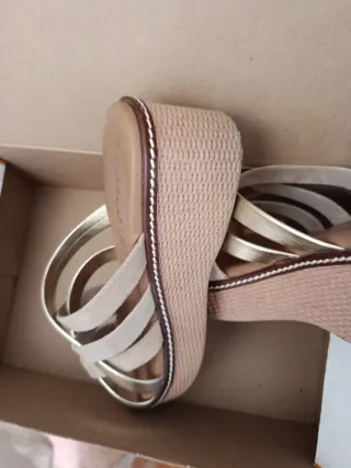 Sandalias COSCO beige y dorado