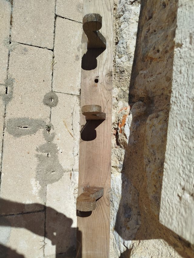 Perchero antiguo de madera sin restaurar 9 ganchos