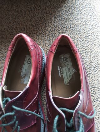 Zapatos deportivos azul y rojo