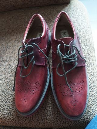 Zapatos deportivos azul y rojo