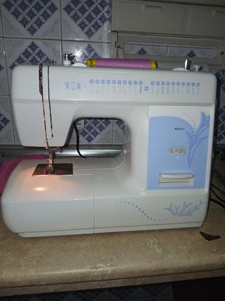 Máquina de coser HOME