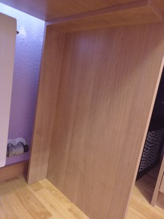 Escritorio madera color haya y cajonera.