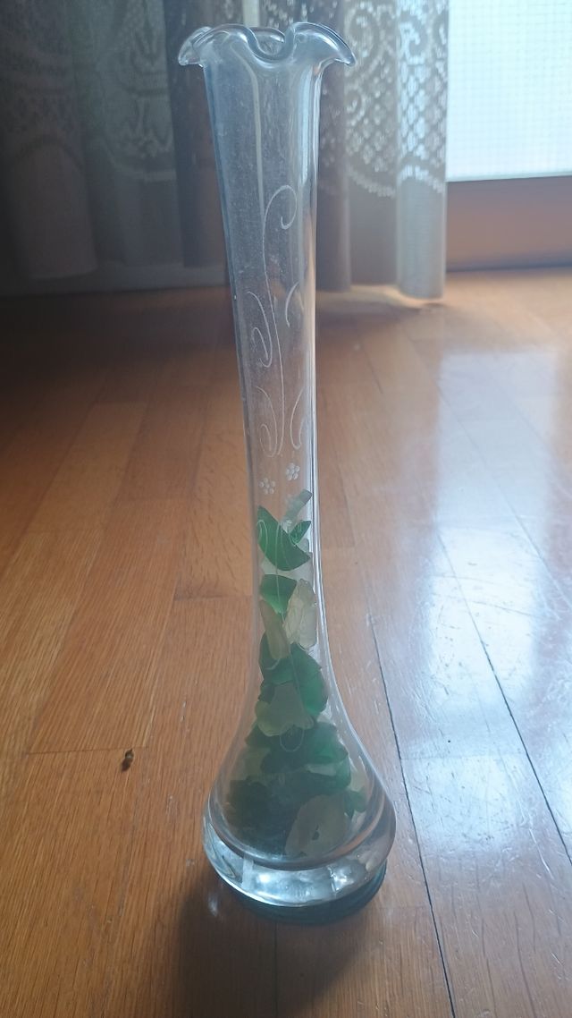 Vasetto vintage per fiori con vetrini verdi