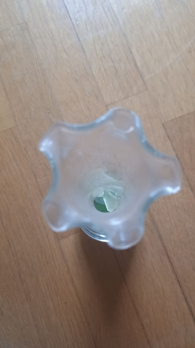 Vasetto vintage per fiori con vetrini verdi