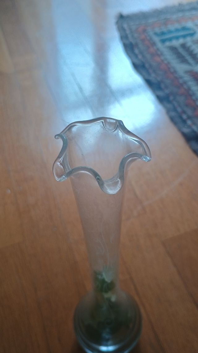 Vasetto vintage per fiori con vetrini verdi