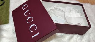 Caja y bolsa Gucci