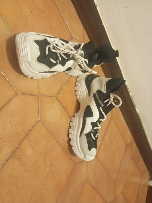 Zapatillas deportivas blancas y negras