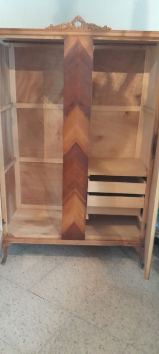 Armario antiguo de madera