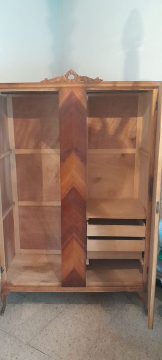 Armario antiguo de madera