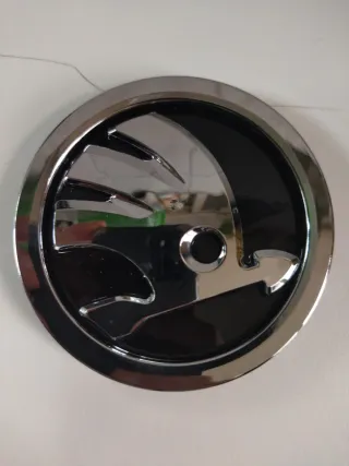 Emblema frontal Skoda