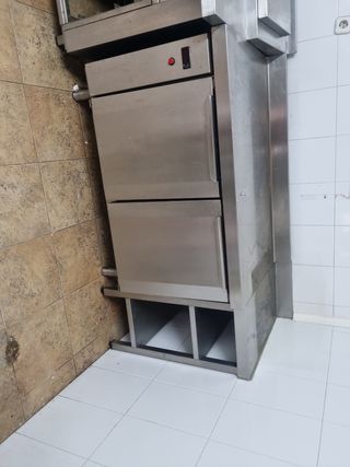 Mesa acero inoxidable c/armario frío