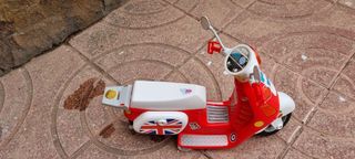 Moto scooter de juguete pequeña y manejable