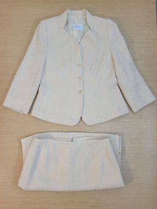 Traje con falda para mujer