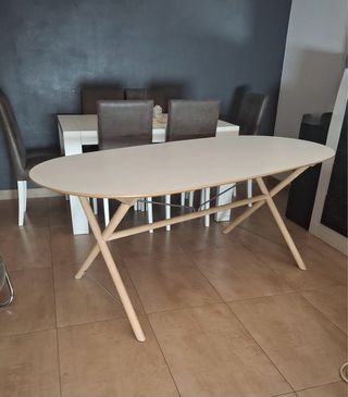 Mesa ovalada blanca y madera