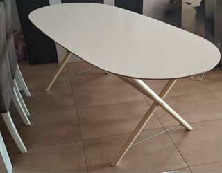 Mesa ovalada blanca y madera