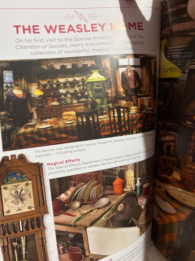 THE OFFICIAL GUIDE, the making of Harry Potter.