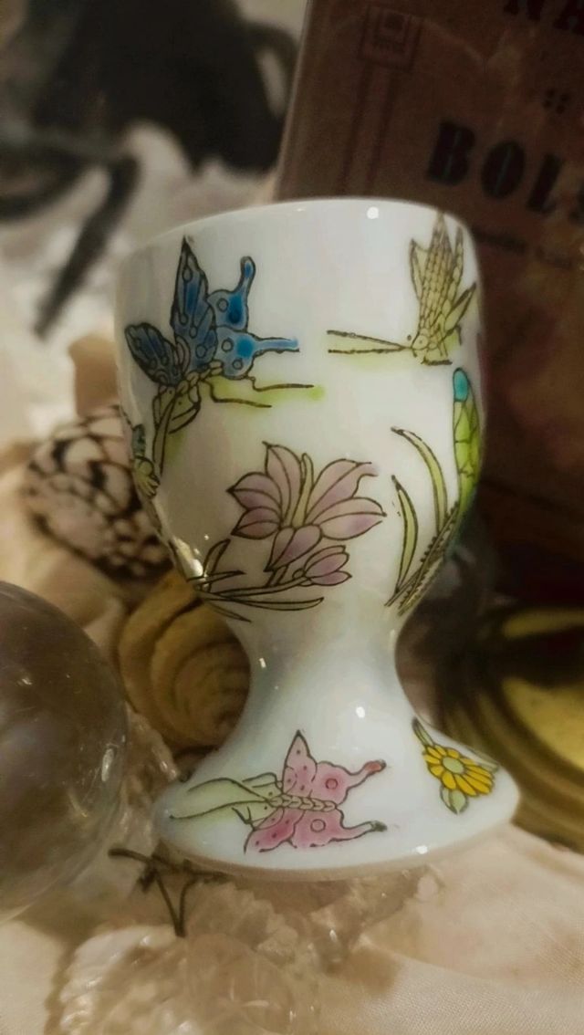 Hermosa huevera de porcelana oriental