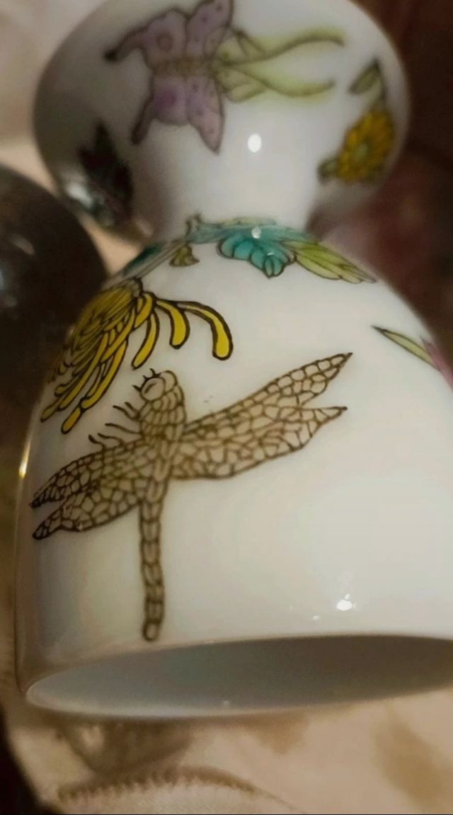 Hermosa huevera de porcelana oriental