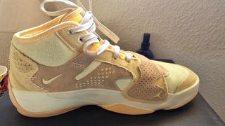 Zapatillas Jordan amarillas y beige