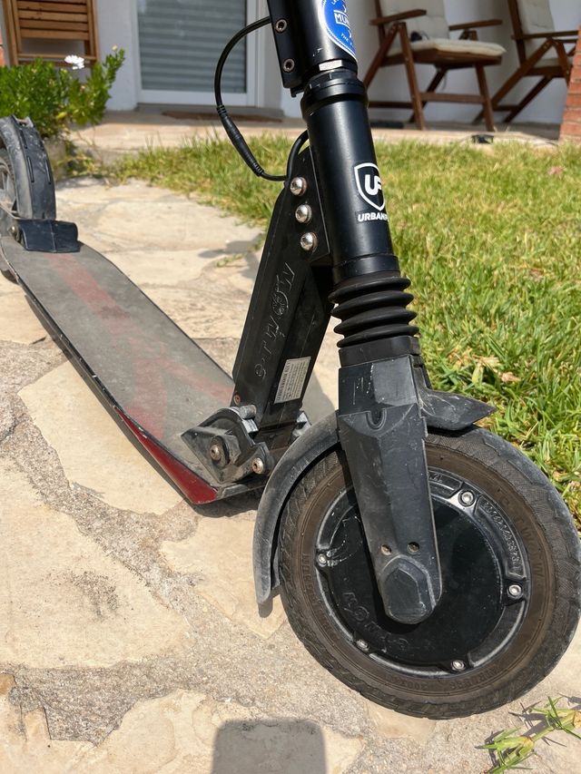 Patinete eléctrico E-Twow + cargador (roto)