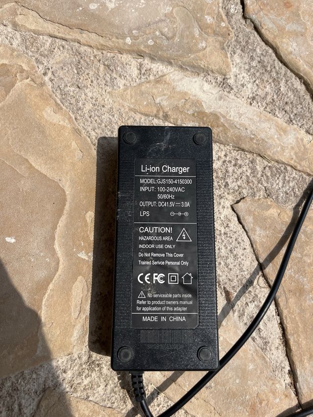 Patinete eléctrico E-Twow + cargador (roto)