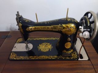 Maquina de coser con Mueble castellano antiguo