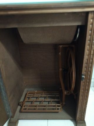 Maquina de coser con Mueble castellano antiguo